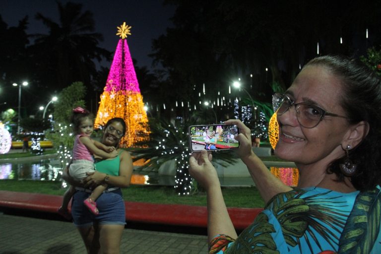 São Gonçalo: Famílias aproveitam praças decoradas pelo Natal de Novas Luzes