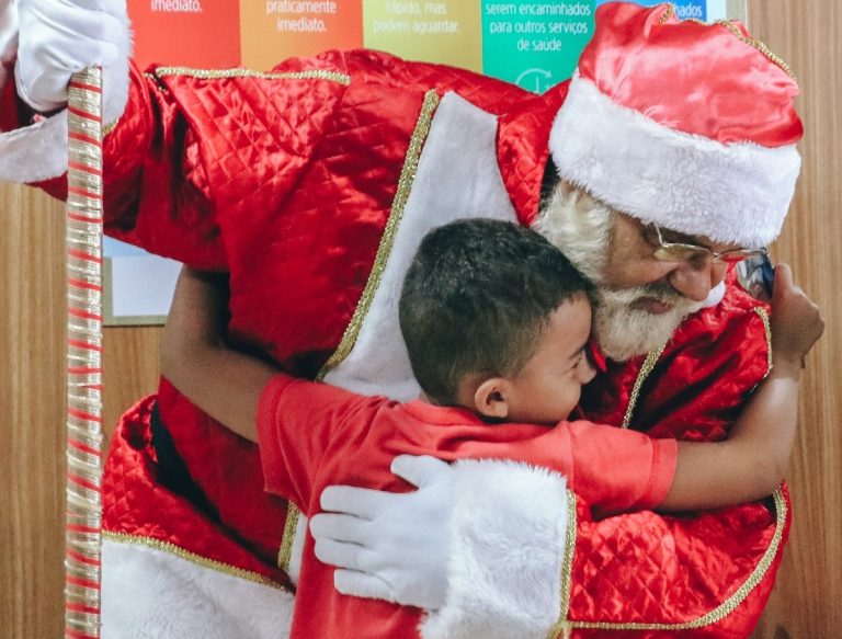 Itaboraí: Papai Noel entrega brinquedos para crianças do Hospital Leal Júnior