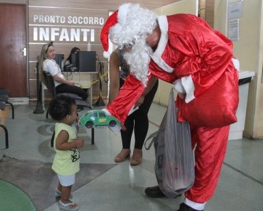 Papai Noel visita hospital infantil de São Gonçalo