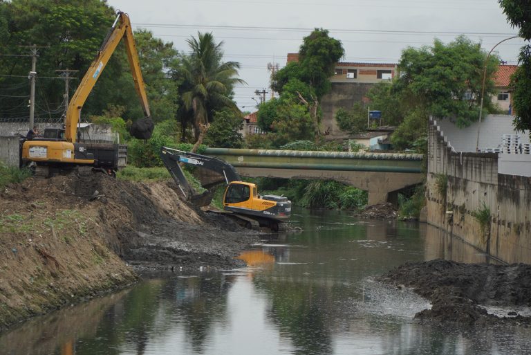 São Gonçalo: Limpeza do Rio Alcântara segue avançando