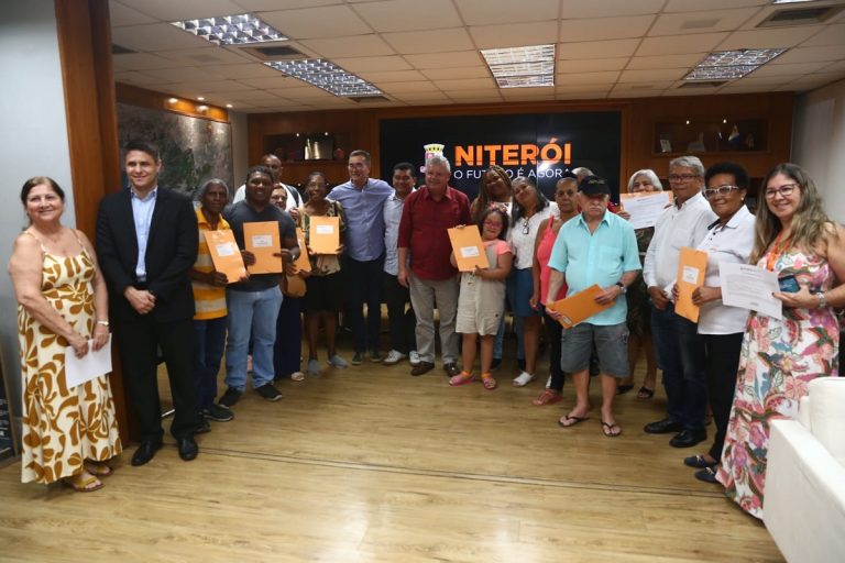 Niterói: Prefeitura entrega títulos de propriedade a famílias de conjunto habitacional no Barreto