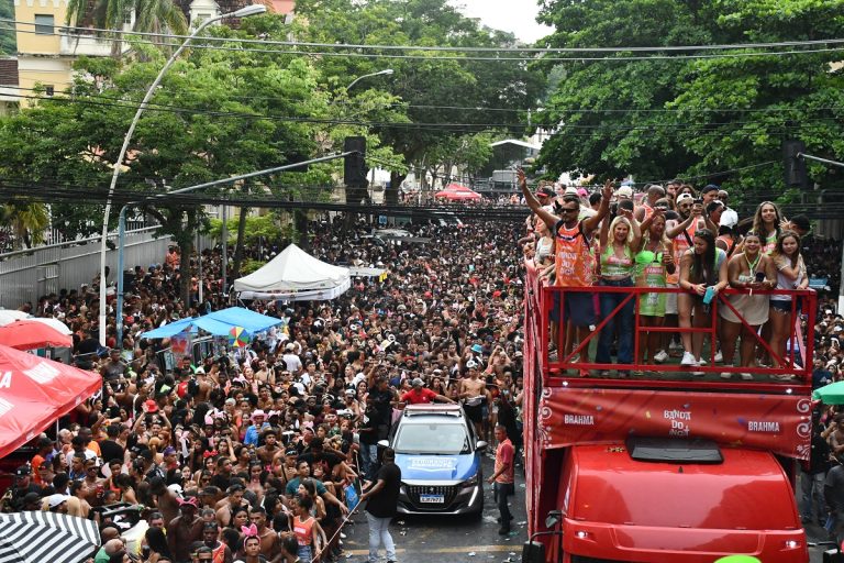 Blocos de carnaval levaram milhares de pessoas às ruas de Niterói no fim de semana