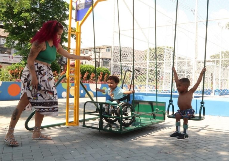 São Gonçalo: Brinquedos acessíveis encantam crianças com deficiência na Praça do Rocha