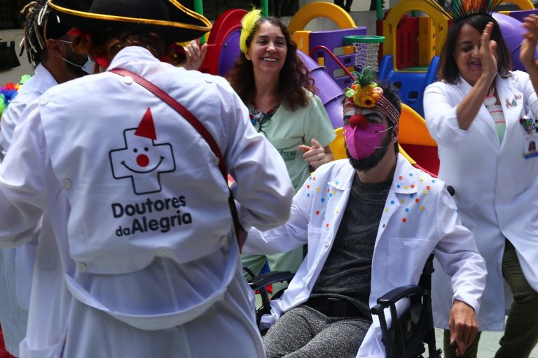 Doutores da Alegria animam as crianças do Hospital Getulinho com ação de carnaval