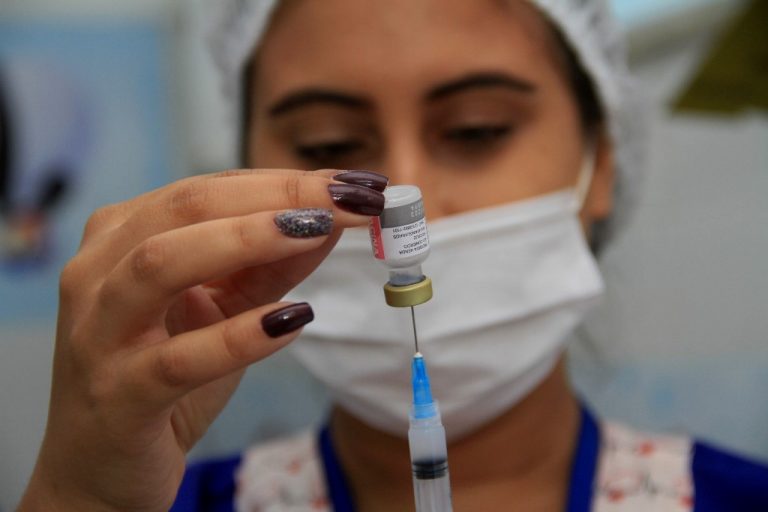 Vacinação contra covid-19 segue nos postos de São Gonçalo