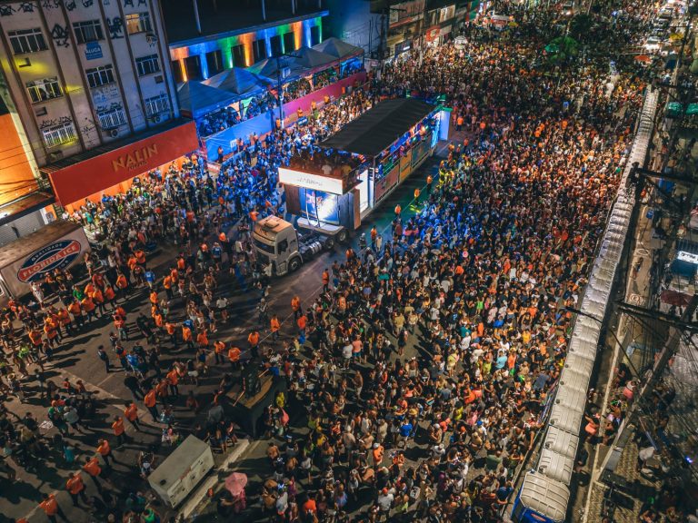 Ita Folia: Bloco ‘Simpatia é Quase Amor’ e Bicho Solto levantam público na abertura do carnaval em Itaboraí