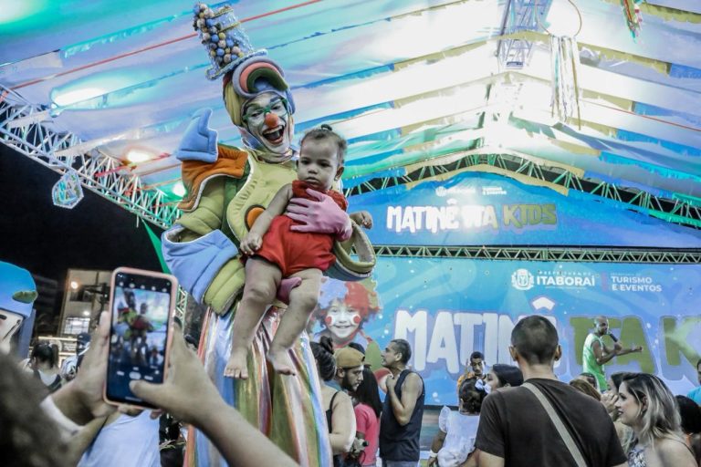 Ita Folia: Matinê Infantil traz diversão e alegria para famílias na Praça Marechal Floriano Peixoto