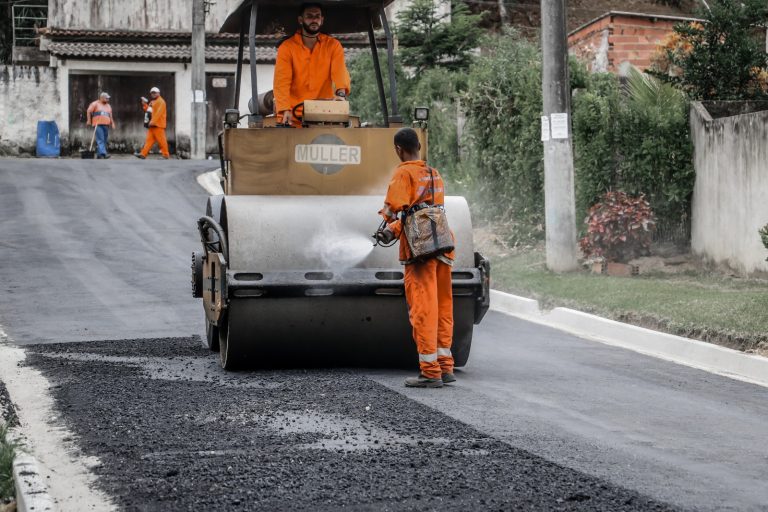 Itaboraí: Obras de pavimentação e infraestrutura avançam para bairros do Areal e Engenho Velho