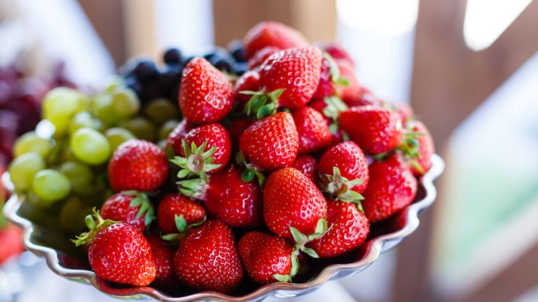 Quais frutas ajudam na prevenção do Alzheimer? Nutricionista orienta