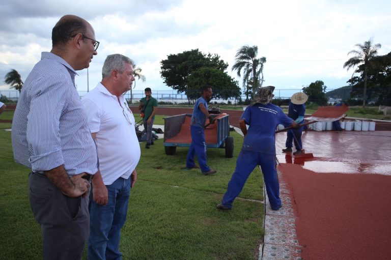 Prefeito de Niterói visita obras da pista de atletismo da UFF e do Parque Poliesportivo da Concha Acústica