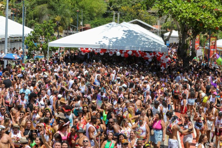 Maricarnaval 2024: segundo dia de folia atrai centenas de foliões