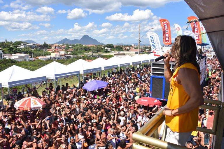 Público comparece em peso nas ruas e prestigia o terceiro dia do Maricarnaval 2024