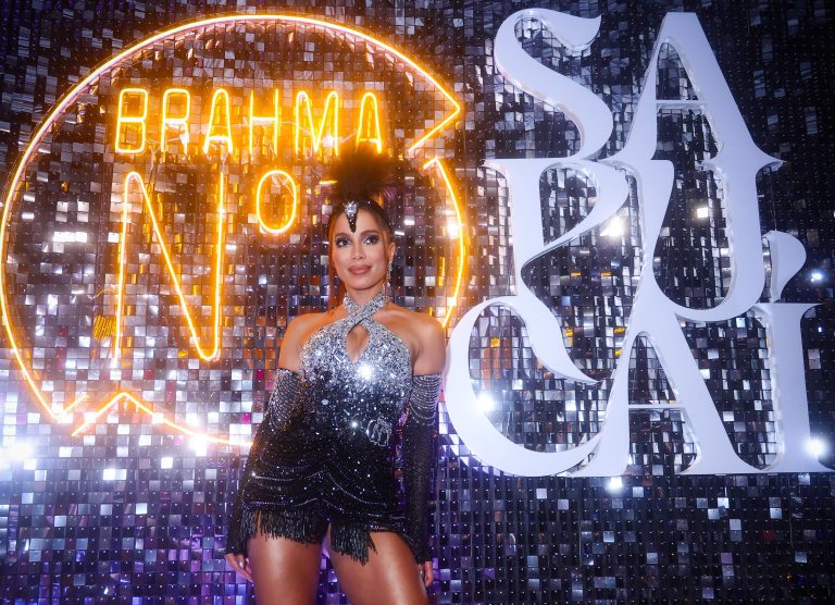 Só deu ela: Anitta brilha na Sapucaí como musa do Camarote Nº1