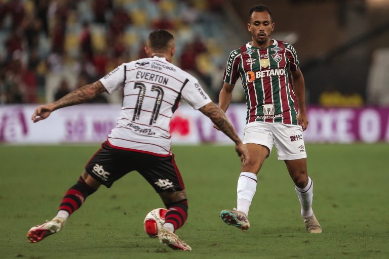Em jogo movimentado, Flamengo vence o Fluminense por 2 a 0 no Maracanã