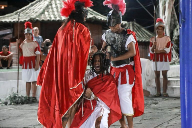 Itaboraí: Espetáculo teatral “Paixão de Cristo” emociona na Praça Marechal Floriano Peixoto, no Centro