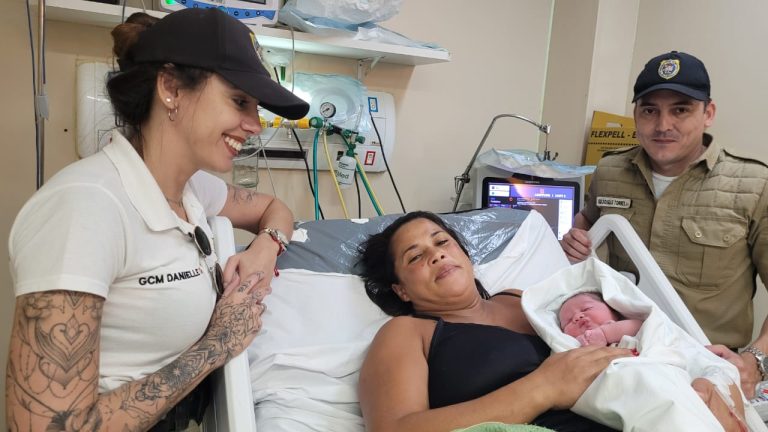 Em Niterói, mãe tem bebê dentro do carro e é levada para hospital por guardas municipais