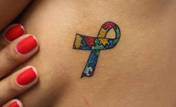 Artista oferece tattoo grátis para mães atípicas no Dia Mundial de Conscientização sobre o Autismo