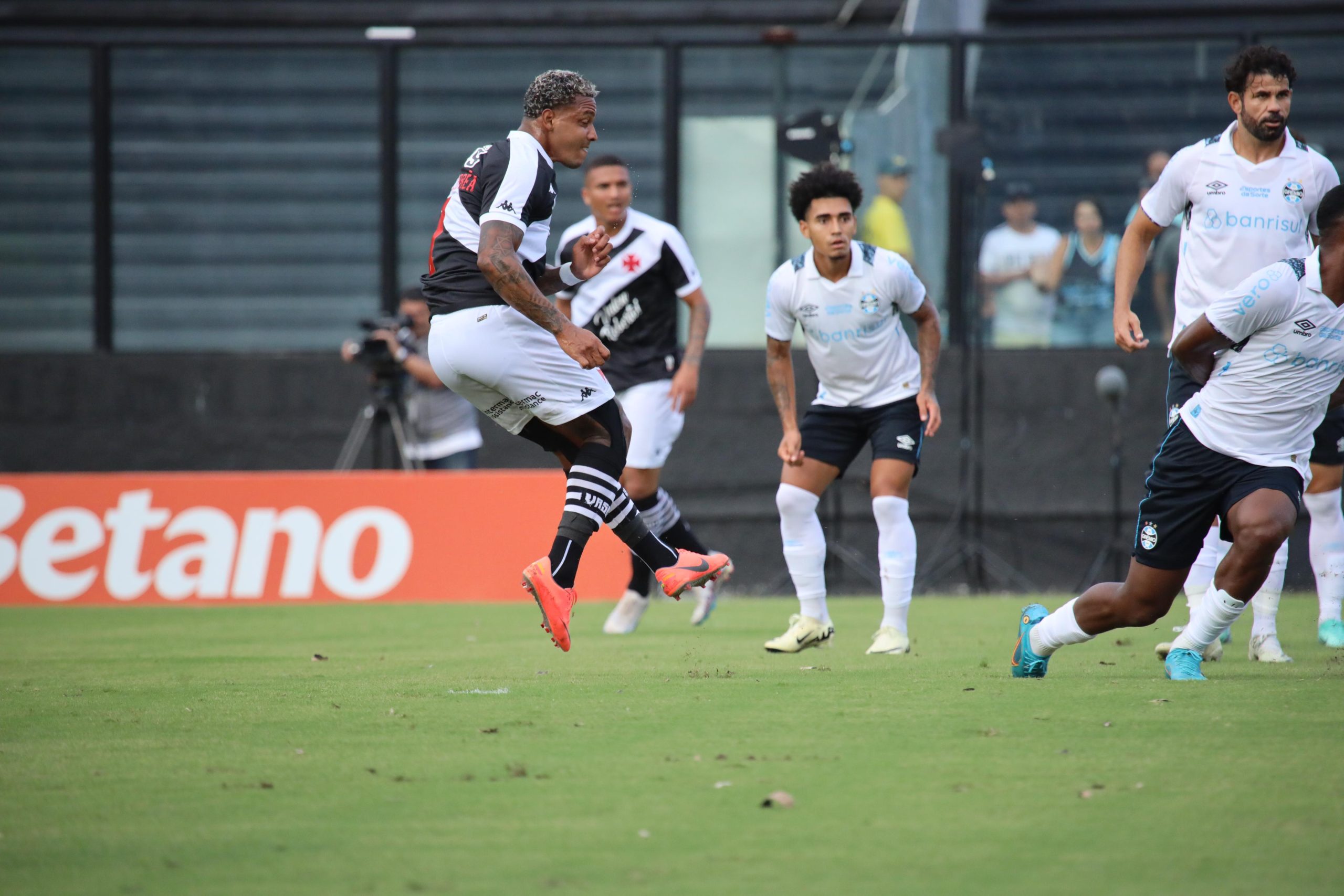 Vasco da Gama vence Grêmio em jogo emocionante na estreia do Brasileirão 2024