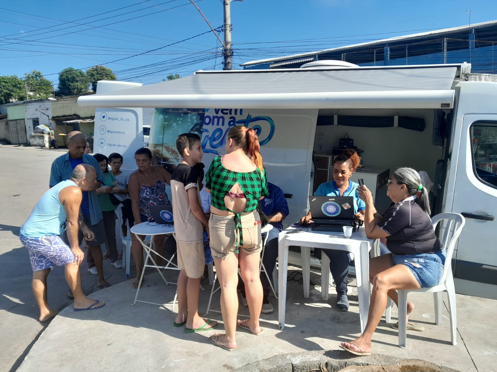 São Gonçalo: moradores do Salgueiro recebem atendimento itinerante da Águas do Rio