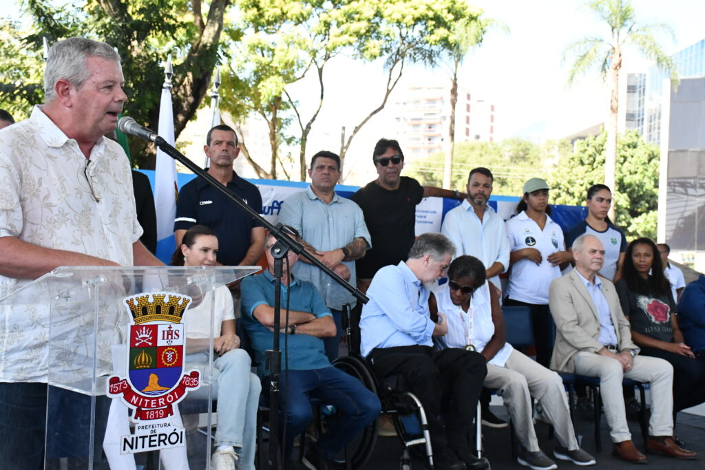 Prefeitura de Niterói entrega pista profissional de atletismo toda reformulada