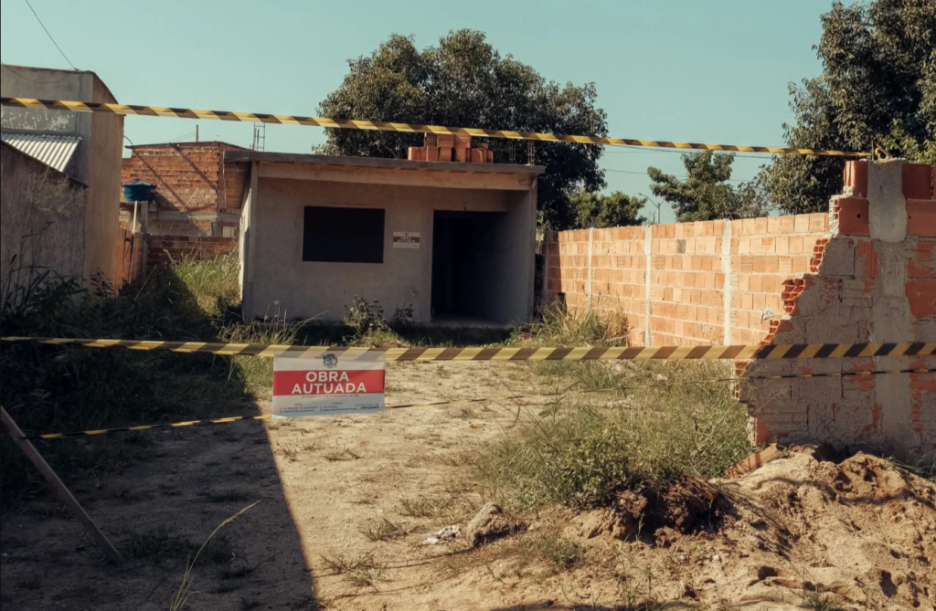 Gated embarga oito construções em terreno de Itaipuaçu