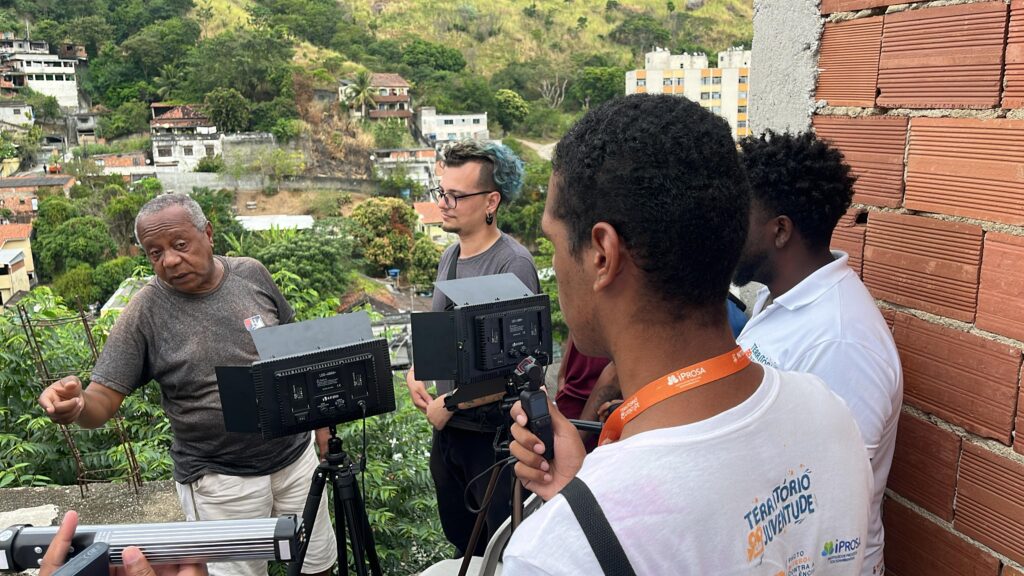 Viradouro em foco sob as lentes de jovens moradores do complexo