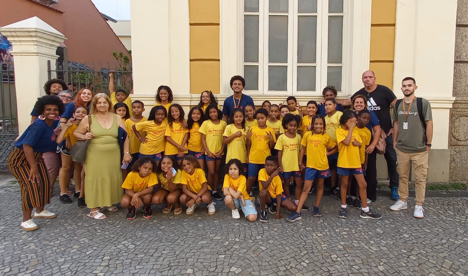 Clin social leva estudantes da rede pública para assistir espetáculo infantil no Theatro Municipal de Niterói