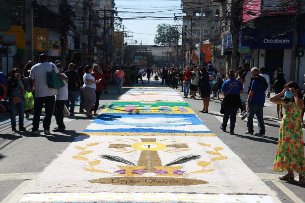 São Gonçalo Prepara Grandiosa Celebração de Corpus Christi com Extensos Tapetes de Sal