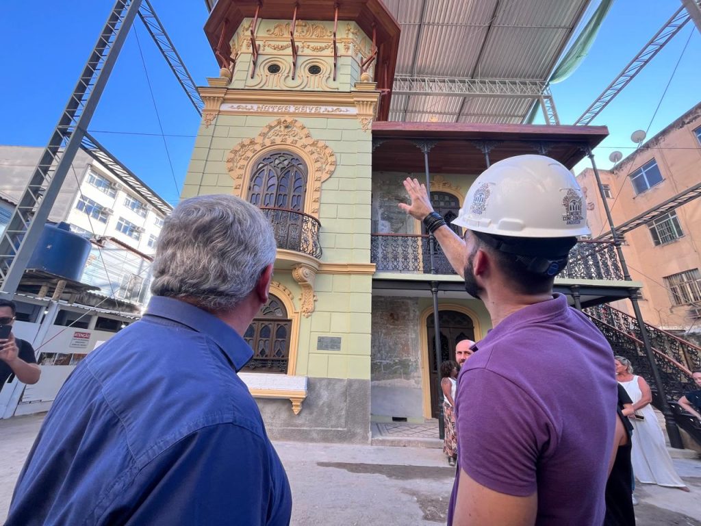 Prefeito de Niterói faz vistoria nas obras de restauração da Casa Norival de Freitas