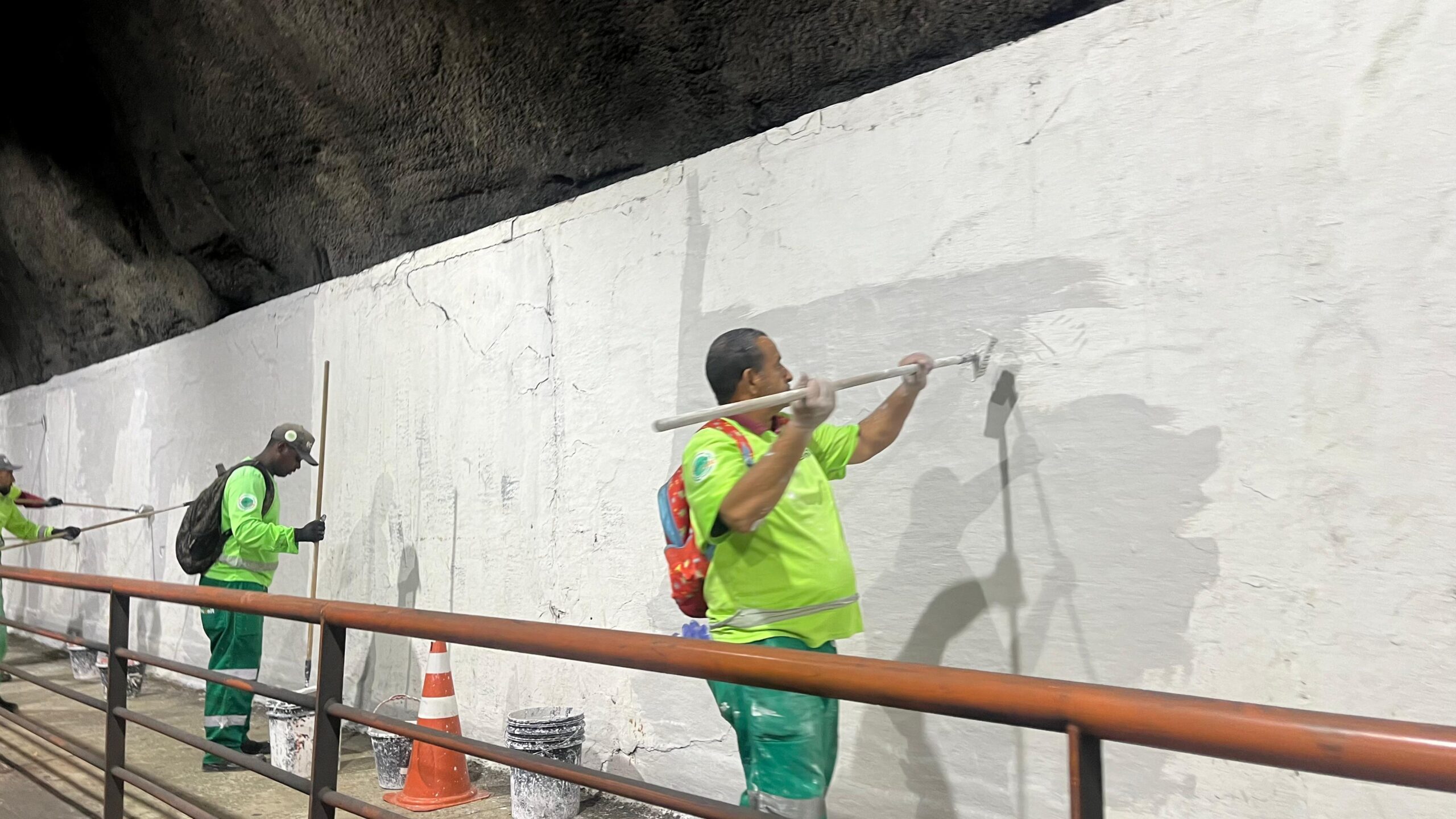 Clin realiza manutenção e limpeza no Túnel Raul Veiga