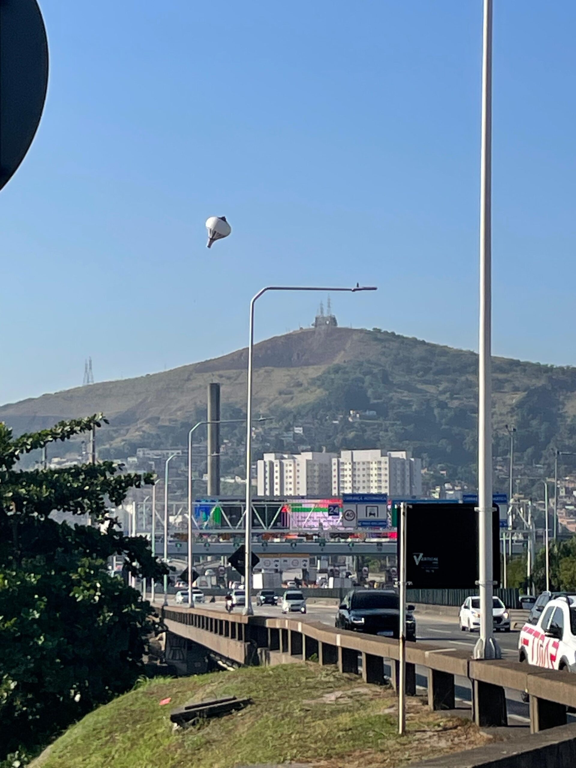 Balão cai na Ponte Rio-Niterói e chama atenção de motoristas
