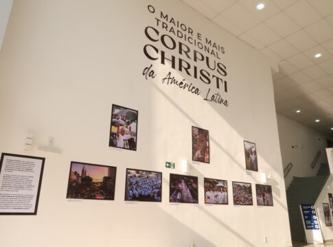 Teatro Municipal de São Gonçalo recebe exposição 'Corpus Christi'