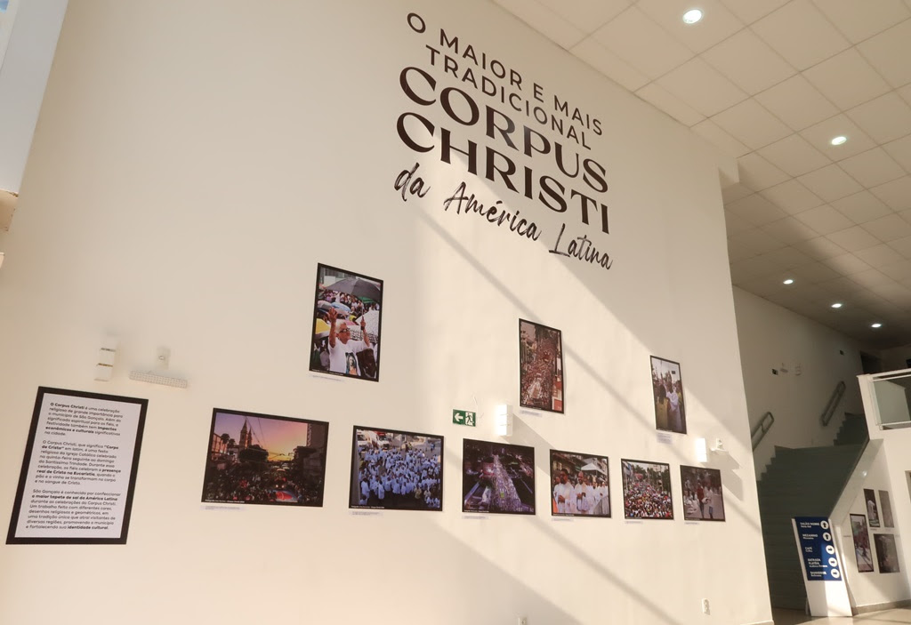Teatro Municipal de São Gonçalo recebe exposição 'Corpus Christi'