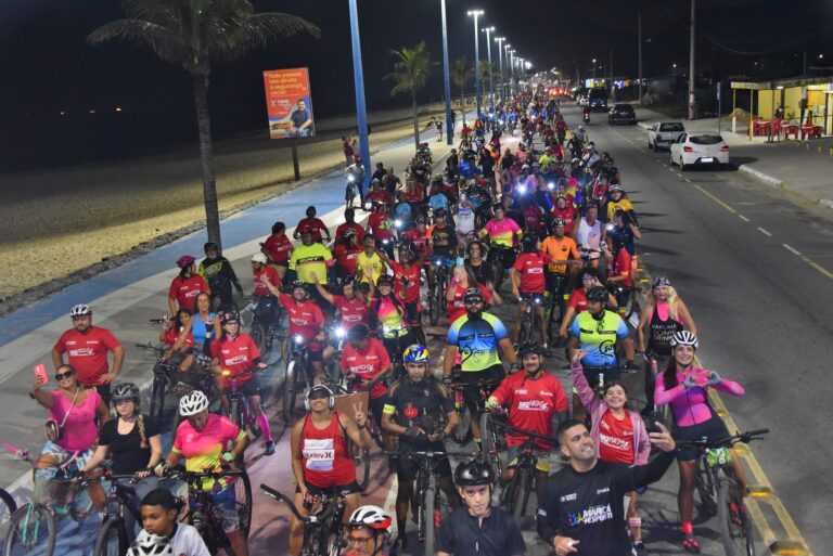 Bike Night Reúne 700 Ciclistas em Itaipuaçu para Celebrar o Dia dos Namorados