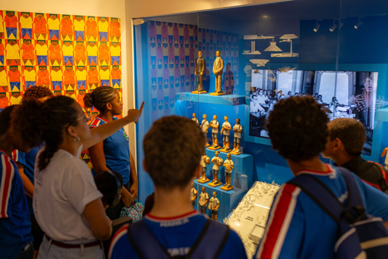 Alunos da Escola Municipal Lúcio Thomé Visitam Museu Casa Darcy Ribeiro