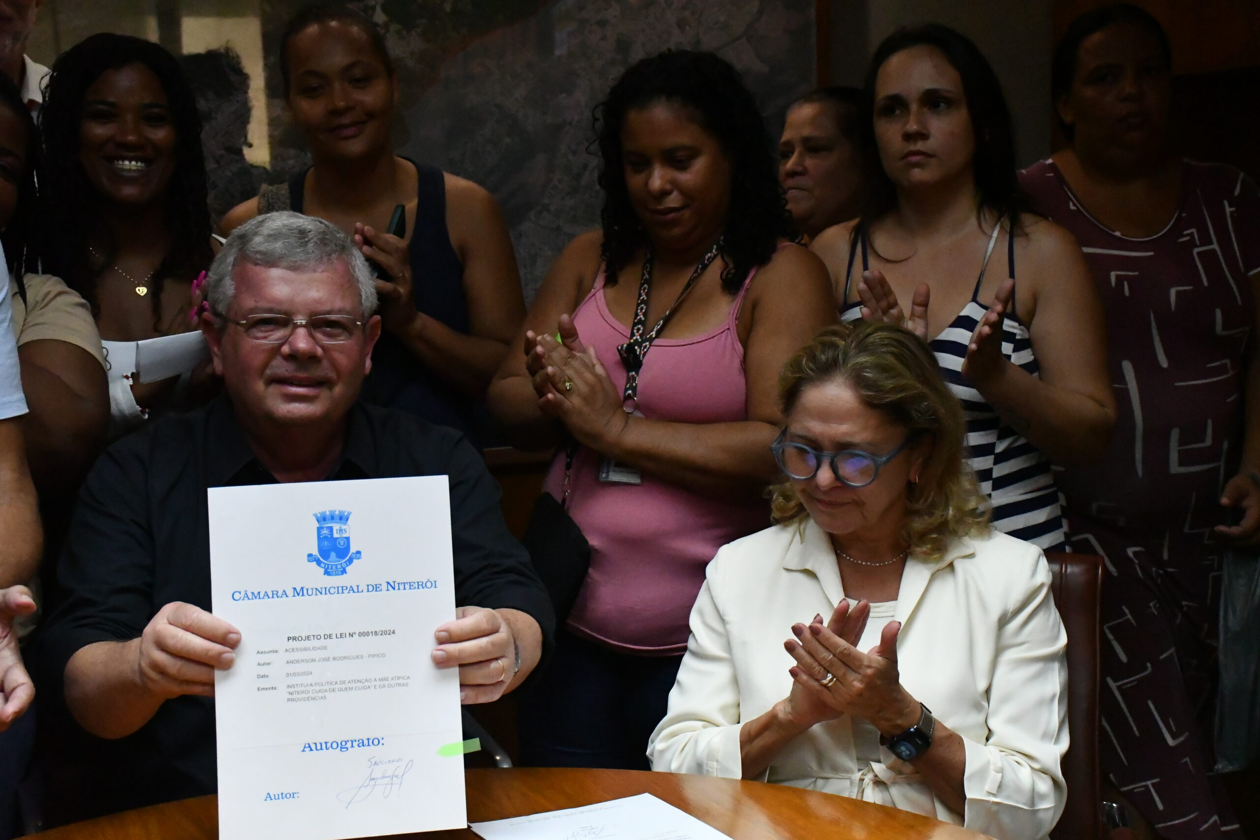 Prefeito de Niterói sanciona lei de apoio às mães atípicas