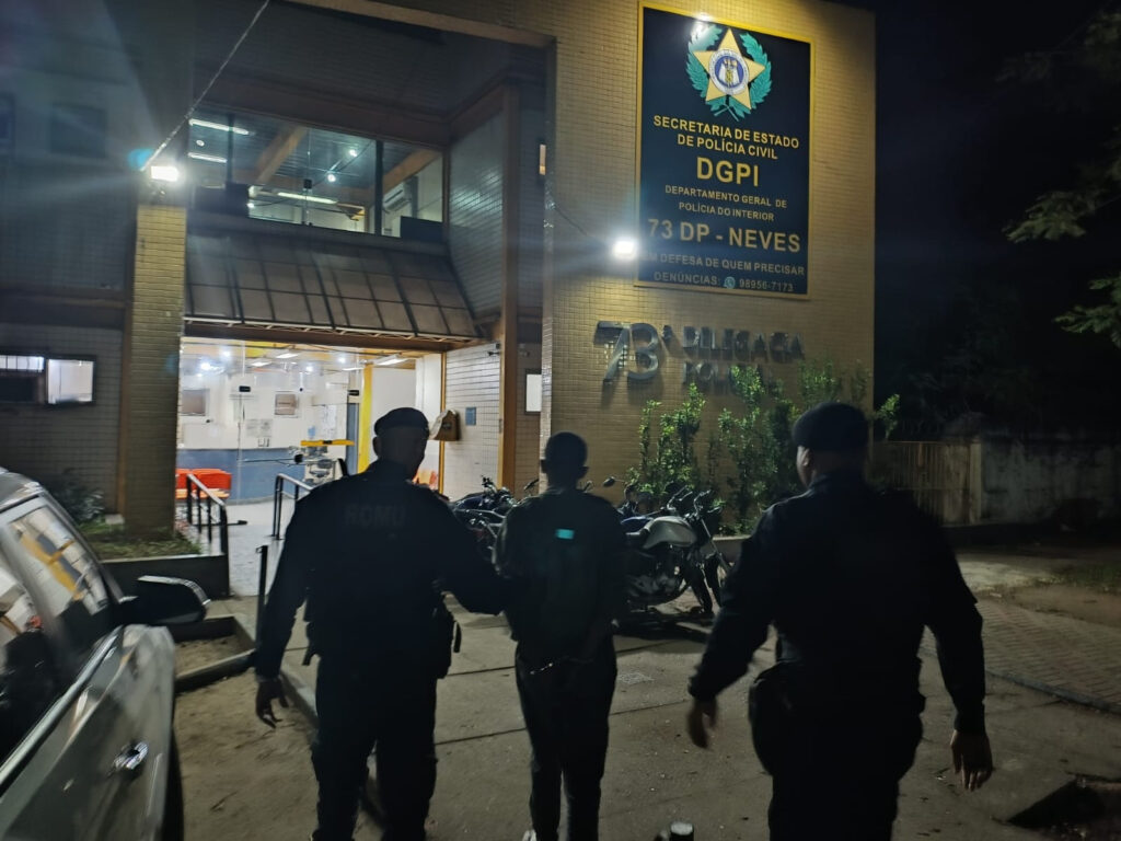 Central de Segurança de São Gonçalo flagra homem furtando poste