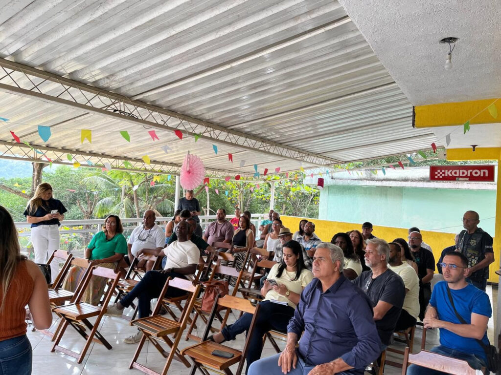 Prefeitura e Comerciantes da Praia das Pedrinhas Debatem Desenvolvimento Local