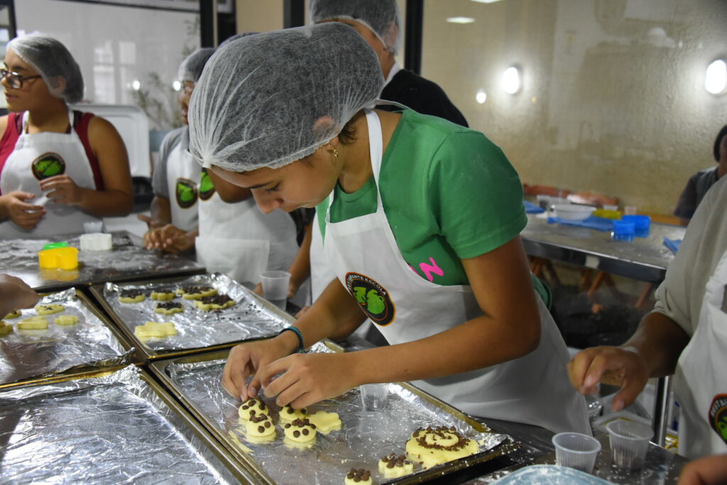 Alunos com Deficiência Participam de Aula de Culinária no Restaurante Escola de Maricá