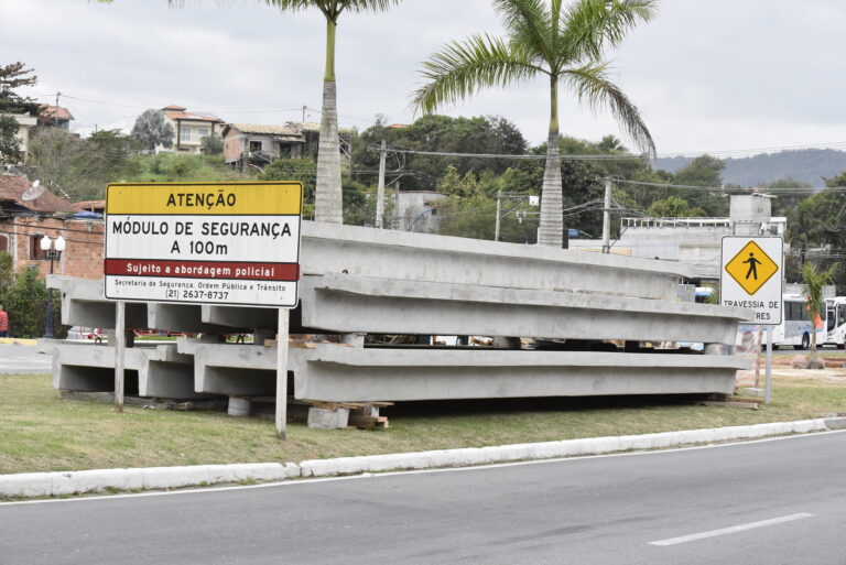 Prefeitura de Maricá inicia construção de passarela na RJ-106 para garantir segurança de pedestres