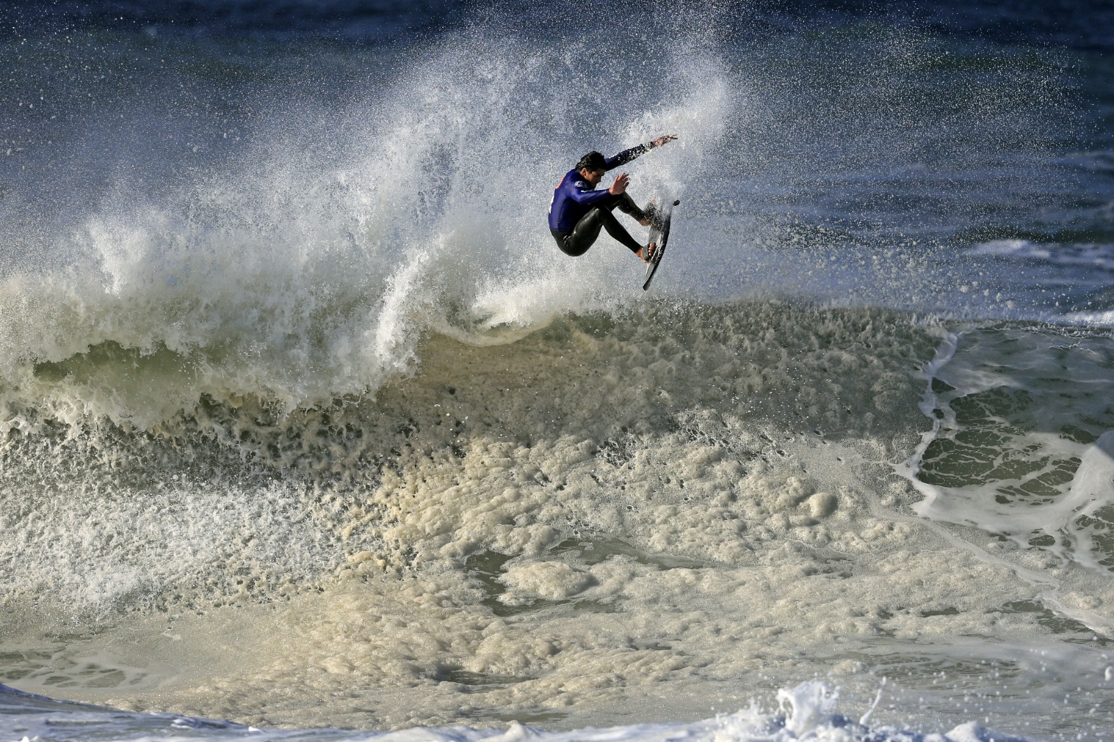 Itacoatiara Big Wave 2024: Sinal Amarelo Dado para Competição de Ondas Gigantes em Niterói