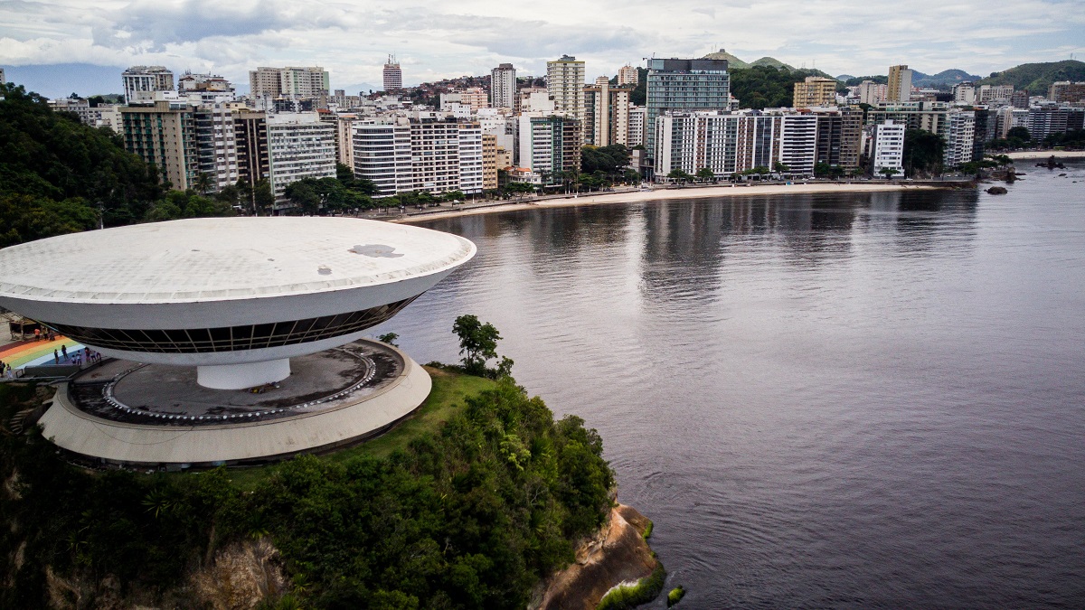 Escola de Governo de Niterói e UFF firmam parceria para novos cursos voltados à gestão pública