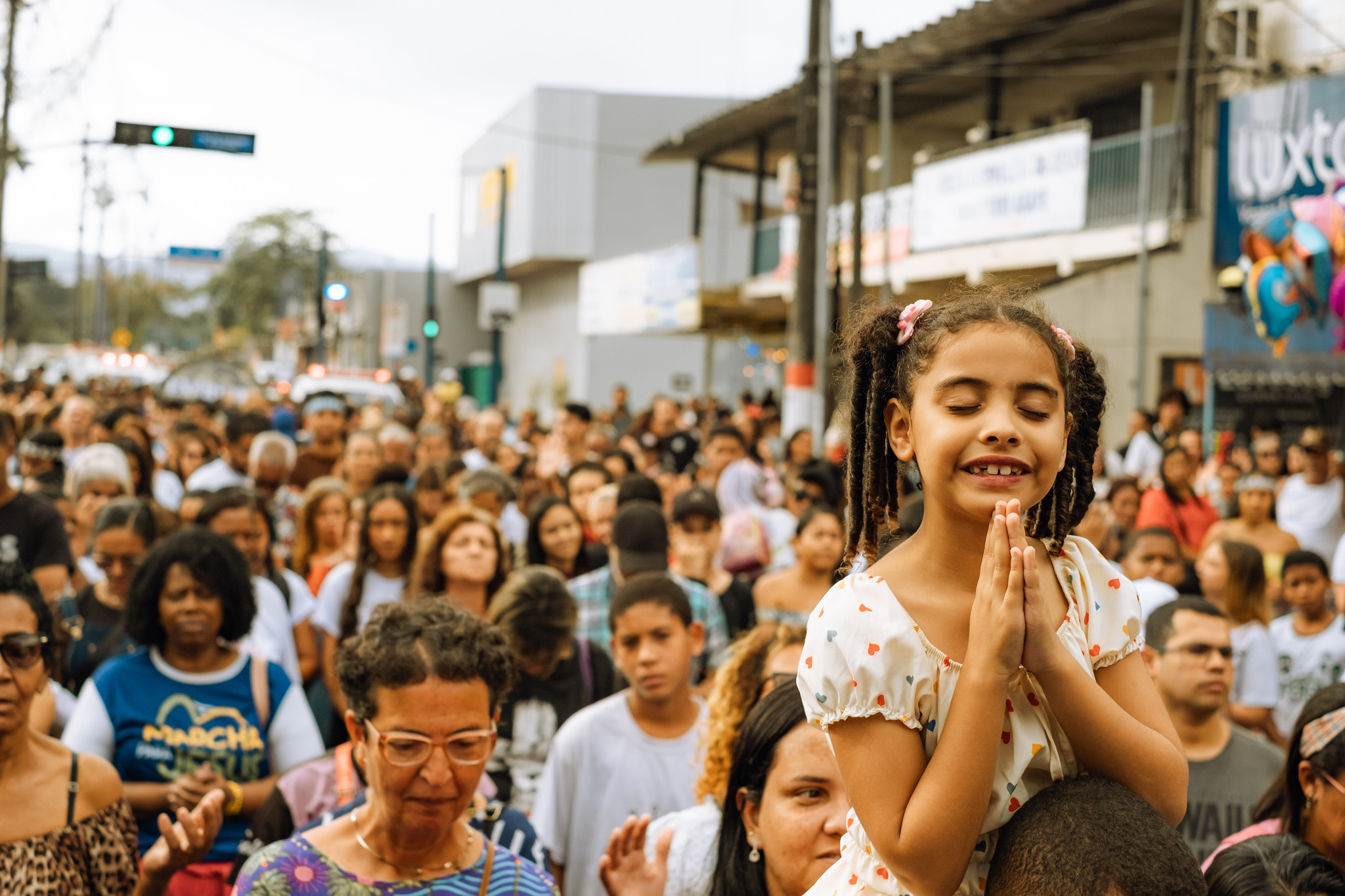 Marcha para Jesus reúne centenas de fiéis no Centro de Maricá