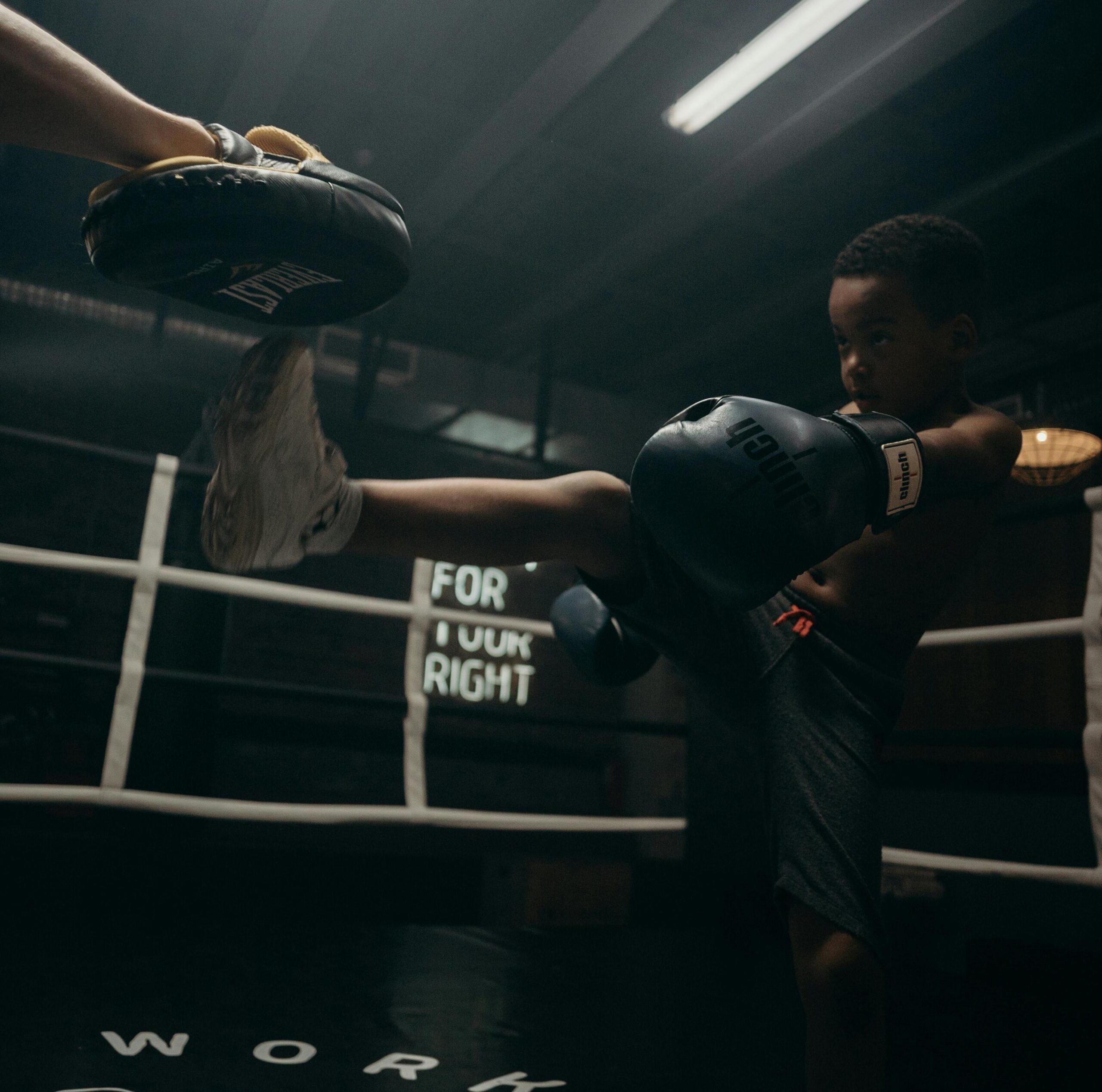 Kickboxing: O Esporte que Cresce Entre os Jovens e Transforma Vidas